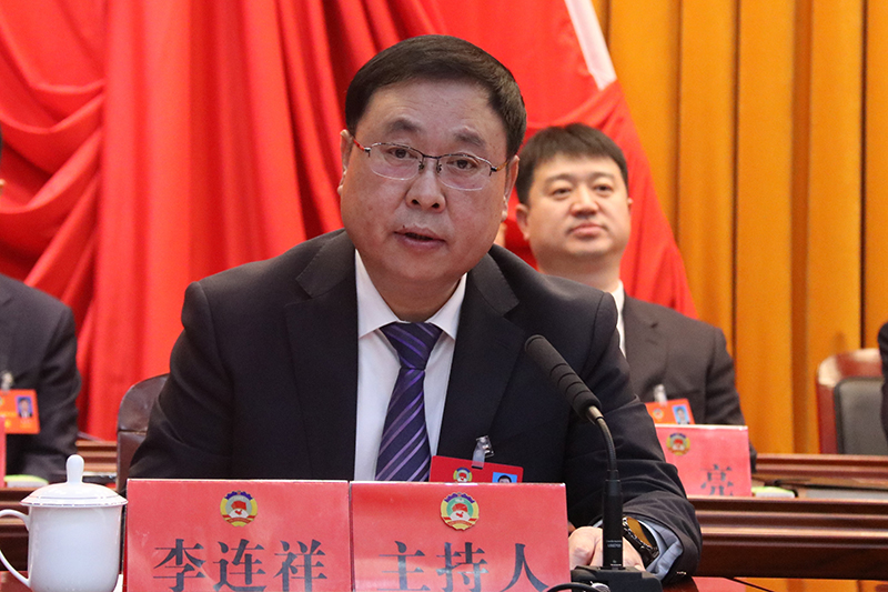 縣政協(xié)主席李連祥主持會議.jpg